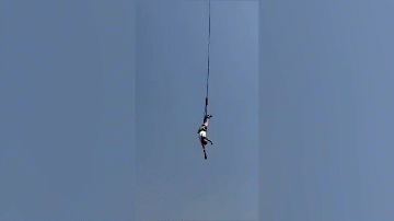 Clip: Đứt dây khi nhảy bungee, nam du khách rơi xuống hồ nước