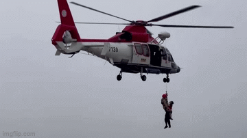 Clip: Dùng trực thăng giải cứu 6 người mắc kẹt trên nóc nhà ngập lụt