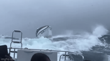 Clip: Du khách hoảng sợ khi tàu cố vượt qua sóng lớn trong cơn bão