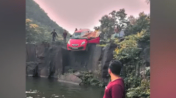 Clip: Ô tô lao xuống thác nước, dân vội vàng nhảy xuống cứu người