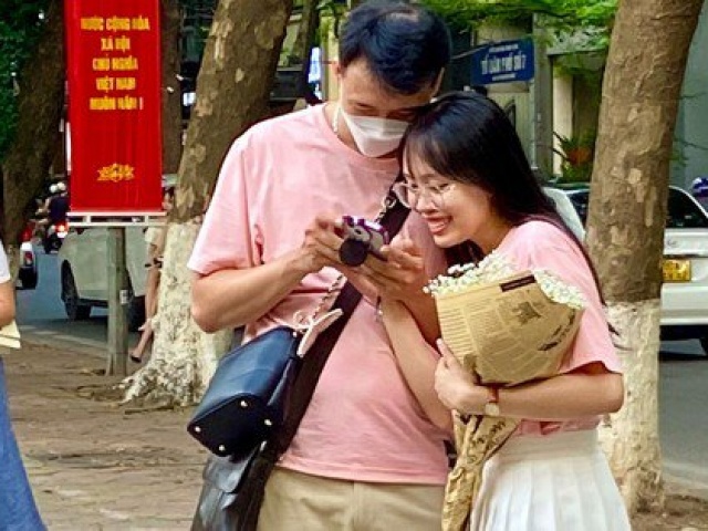 Bạn trẻ chen chân chụp ảnh đón thu trên phố Hà Nội