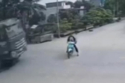 Clip: Đạp chân xuống đường hãm phanh nháo nhào, tài xế xe máy vẫn bị xe tải tông văng