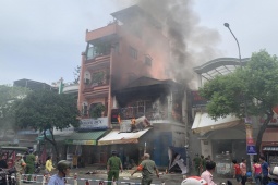 TP.HCM: Cháy dữ dội cửa hàng ở quận Tân Phú, nhiều người tháo chạy