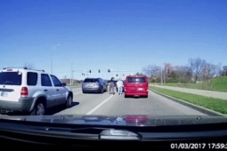 Mỹ: Tài xế chặn xe ô tô, đấm vỡ kính lái, không ngờ bị người trong xe rút súng bắn