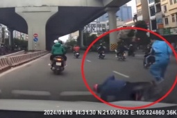 Clip: Người đàn ông gây tai nạn cho tài xế xe máy sau hành động trái luật