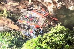 Video: Cảnh sát dùng dây cứu người trong xe khách lao xuống vực sâu bên cao tốc La Sơn – Túy Loan