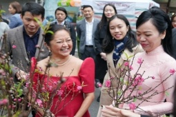 Phu nhân Chủ tịch nước và Phu nhân Tổng thống Philippines tham quan chợ hoa Tết phố cổ Hà Nội